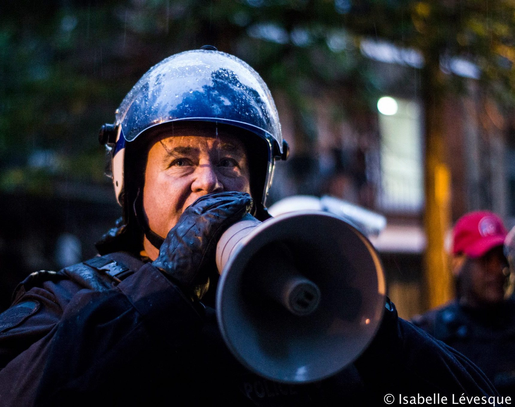 Un policier déclare une manifestation illégale avec son porte-voix