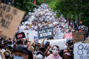 Foule de manifestant.e.s Black Lives Matter portant le masque