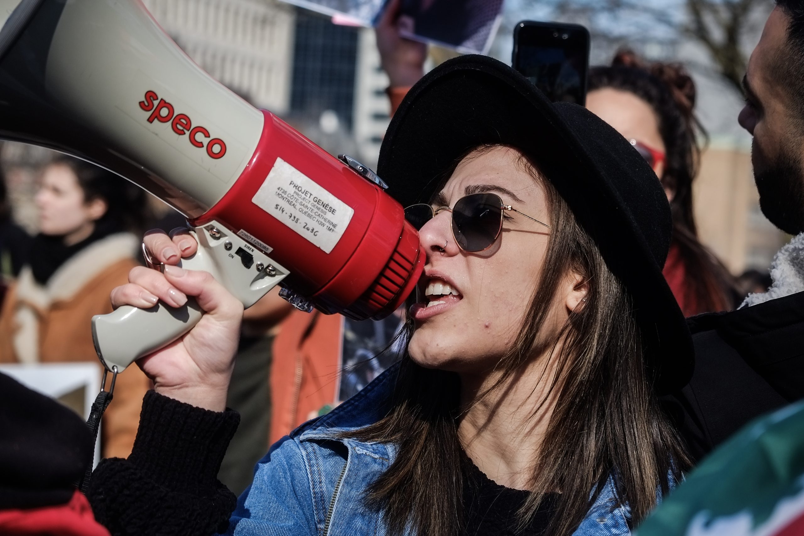 Une manifestante crie dans un microphone